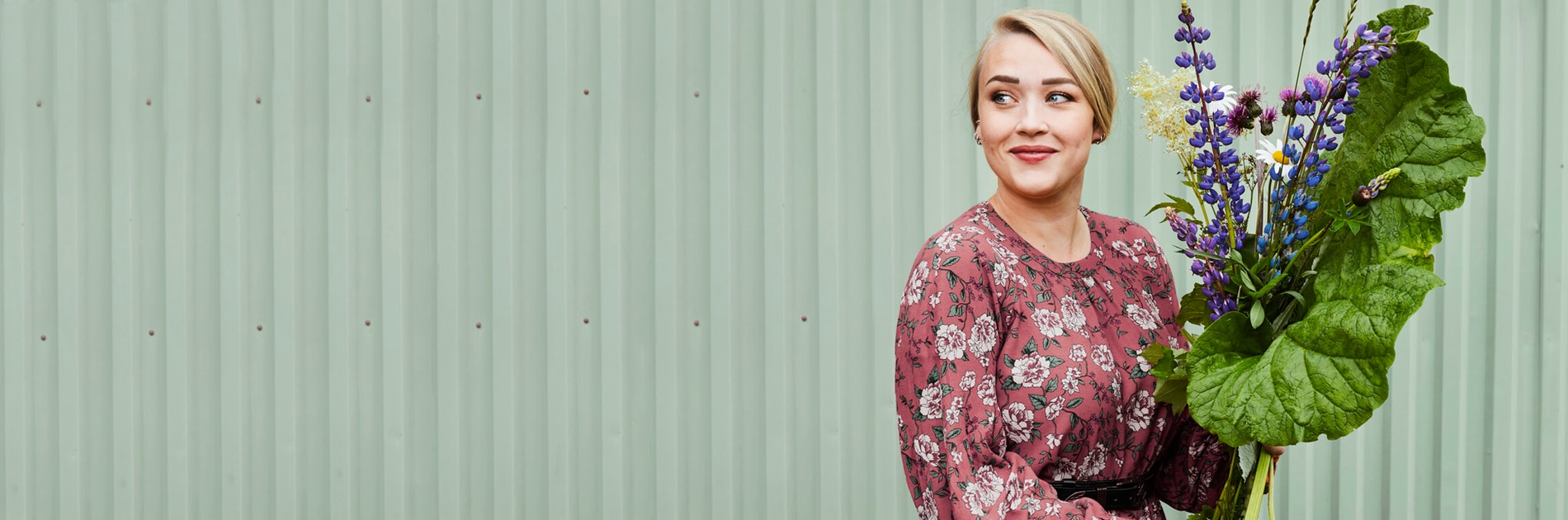 Picture of Stina holding flowers. Stina is an influencer in Sweden, creates awareness around living with an ostomy.