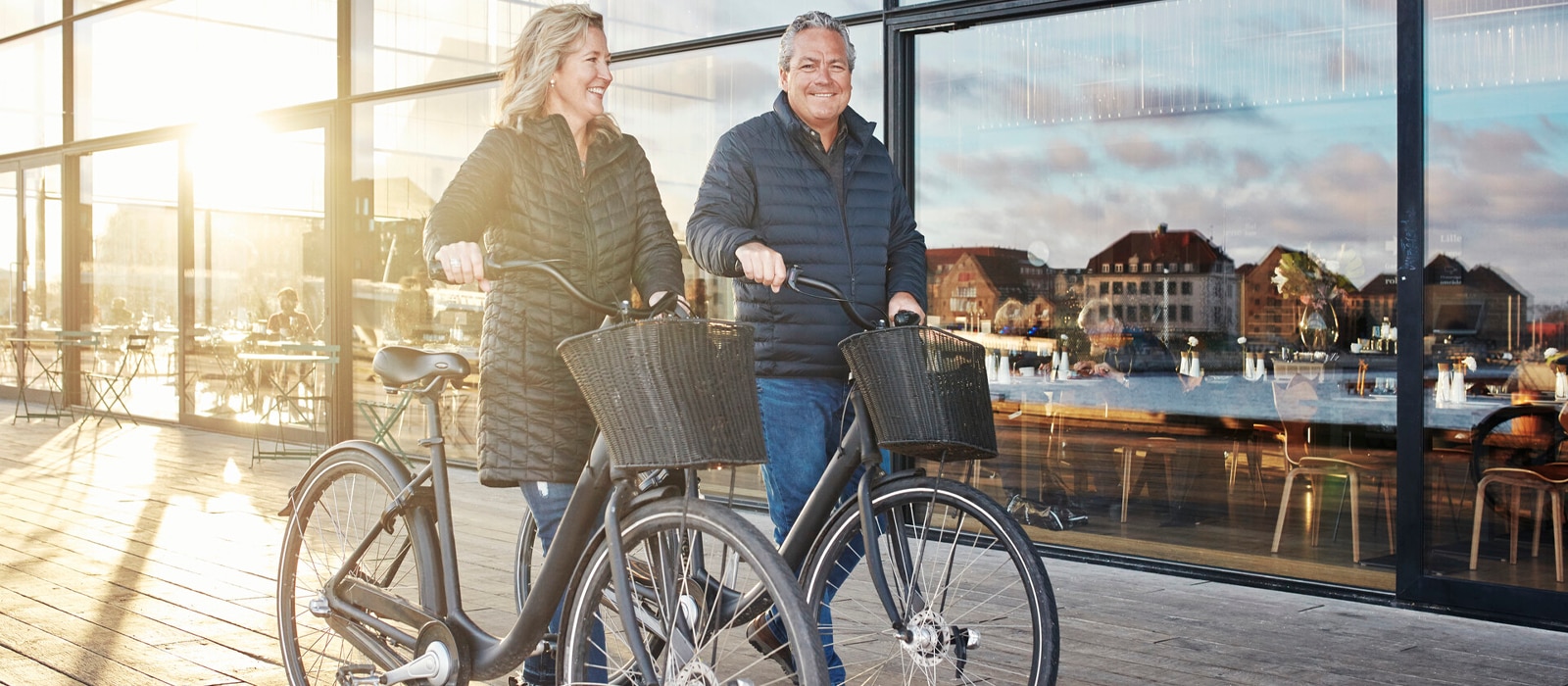 billede af mand og kvinde som går med deres cykler